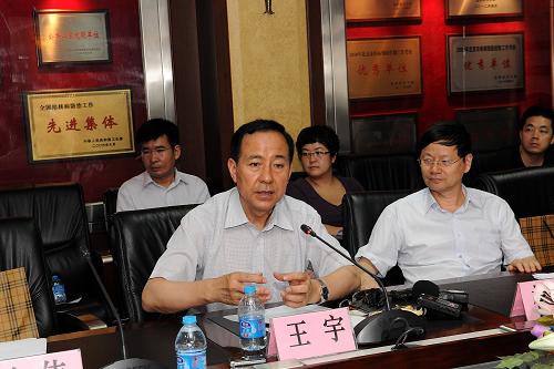 7月26日,中國疾控中心主任王宇(前左一)向來賓介紹我國預(yù)防肝炎病的有關(guān)情況。 當(dāng)日,中國疾病預(yù)防控制中心在北京舉辦“世界肝炎日”宣傳活動,中國疾病預(yù)防控制中心主任王宇等有關(guān)領(lǐng)導(dǎo)在北京朝陽區(qū)婦幼保健院看望產(chǎn)婦并了解新生兒接種乙肝疫苗等情況。據(jù)了解,病毒性肝炎是危害我國人民健康的常見傳染病,其中乙型病毒性肝炎感染率高,是我國疾病負(fù)擔(dān)最重的疾病之一,估算我國乙肝病毒表面抗原攜帶者約為9300萬人。我國實施新生兒優(yōu)先接種乙肝疫苗的策略,目前,新生兒的乙肝疫苗接種率達(dá)到95%以上。 7月28日是世界衛(wèi)生組織確定的“世界肝炎日”,2013年國家衛(wèi)生計生委確定的宣傳主題是“肝炎早預(yù)防,健康更主動”。 新華社記者 何俊昌 攝