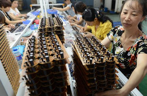 7月27日,江西合力照明電器有限公司員工在加工節(jié)能燈具電路板。近年來(lái),全國(guó)生態(tài)可持續(xù)發(fā)展示范縣——江西靖安縣堅(jiān)持生態(tài)立縣,關(guān)停并轉(zhuǎn)木竹加工企業(yè)200多家,拒絕多家“兩高一低”污染企業(yè)入園入境,大力發(fā)展綠色照明和高科技環(huán)保硬質(zhì)合金兩個(gè)產(chǎn)業(yè)基地。目前,全縣硬質(zhì)合金企業(yè)已有11家、綠色照明企業(yè)有17家,為當(dāng)?shù)貥?gòu)建起綠色、生態(tài)、高附加值的產(chǎn)業(yè)體系,從源頭上保護(hù)了生態(tài)。 新華社記者 宋振平 攝