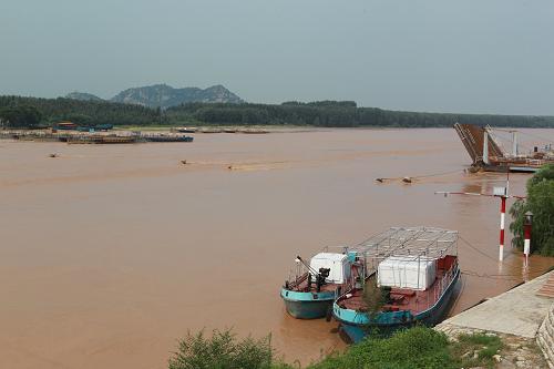 7月27日,黃河水漫過山東濟(jì)南濼口浮橋南公路口。新華社發(fā)(呂傳泉 攝)