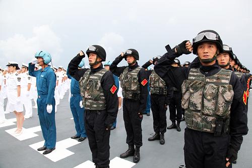 編隊(duì)官兵在在井岡山艦上宣誓(8月10日攝)。新華社記者 梁舜 攝