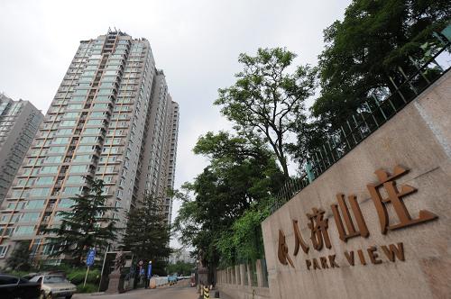 位于北京市海淀區(qū)白石橋路的人濟(jì)山莊小區(qū)(8月12日攝)。位于北京市人濟(jì)山莊B棟頂層的“最牛”違法建筑,在歷經(jīng)網(wǎng)絡(luò)曝光、媒體追蹤后,執(zhí)法部門終于下達(dá)了限期拆除的通知、當(dāng)事人也終于低頭認(rèn)錯(cuò)表示盡快拆除。面對(duì)此結(jié)果,人們不禁要問:就是這么一起在光天化日下實(shí)施的違法建筑,6年間卻在舉報(bào)聲中一直野蠻生長(zhǎng),從最初的幾十平方直至變成近千平方米的“空中花園”,是執(zhí)法難還是另藏玄機(jī)?違法建筑的泛濫,背后究竟有哪些催生的因素,導(dǎo)致“更牛”違建層出超越“最牛”?遏止違法建筑,我們到底還要邁過幾道坎?新華社記者 羅曉光 攝