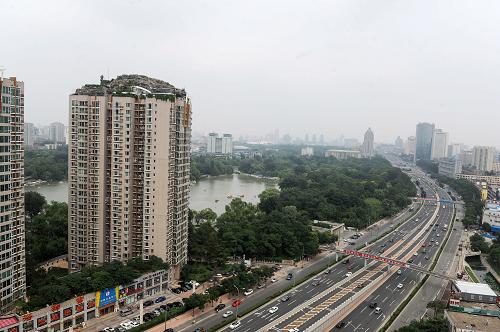 位于北京市海淀區(qū)白石橋路45號(hào)人濟(jì)山莊小區(qū)B棟樓頂?shù)募偕絼e墅(8月12日攝)。新華社記者 羅曉光 攝