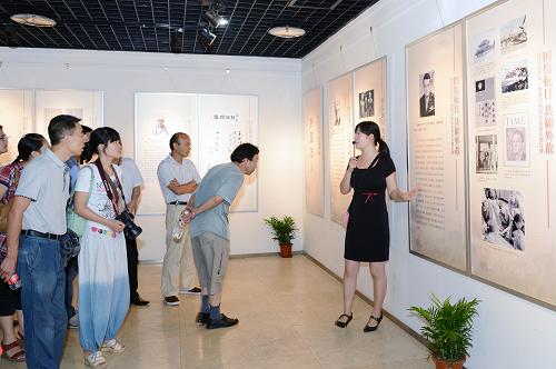 8月14日,市民在參觀“抗日民族統(tǒng)一戰(zhàn)線與重慶歷史名人”圖片展。當日,“團結抗日共御外敵——抗日民族統(tǒng)一戰(zhàn)線與重慶歷史名人”圖片展在重慶朝天門重慶歷史名人館文化藝術展示中心開展,紀念抗日戰(zhàn)爭勝利暨世界反法西斯戰(zhàn)爭勝利68周年。圖片展通過150余塊展板、500多幅珍貴圖片,再現(xiàn)中華民族生死存亡關頭,一大批歷史名人眾志成城、同仇敵愾、舍生忘死,英勇抗擊日本帝國主義侵略的生動歷史畫面。新華社發(fā)(鐘桂林 攝)