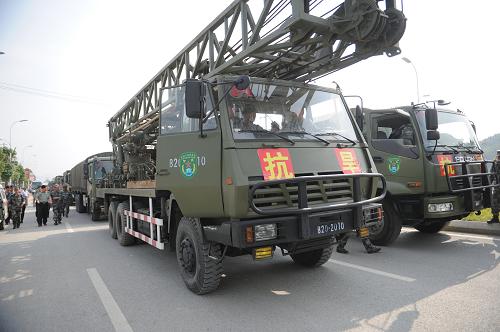 8月16日,北京軍區(qū)某給水工程團(tuán)人員和車輛整裝待發(fā)。 當(dāng)日,奉命馳援貴州旱區(qū)的北京軍區(qū)某給水工程團(tuán)抗旱應(yīng)急分隊(duì)抵達(dá)遵義,他們受領(lǐng)了在貴州旱區(qū)打井的任務(wù)。 據(jù)了解,北京軍區(qū)某給水工程團(tuán)是一支有著光榮傳統(tǒng)的部隊(duì),自2010年以來,該團(tuán)多次跨區(qū)執(zhí)行打井救災(zāi)任務(wù)。新華社記者 陶亮 攝