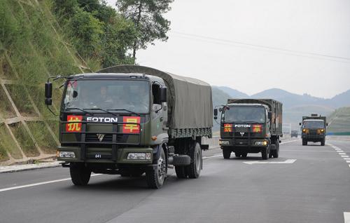 8月16日,北京軍區(qū)某給水工程團(tuán)人員車輛抵達(dá)遵義后立即分赴抗旱一線。新華社記者 陶亮 攝