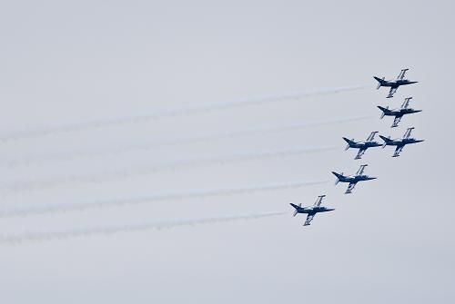 8月16日,瑞士百年靈噴氣機(jī)隊(duì)進(jìn)行編隊(duì)飛行。新華社記者 趙戈 攝