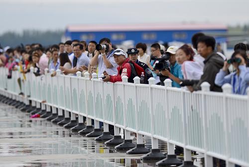 8月16日,游客在觀看瑞士百年靈噴氣機(jī)隊(duì)的特技飛行。新華社記者 趙戈 攝