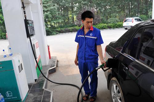 8月16日,河北保定一家加油站的工作人員在為機(jī)動(dòng)車加油。新華社記者 朱旭東 攝