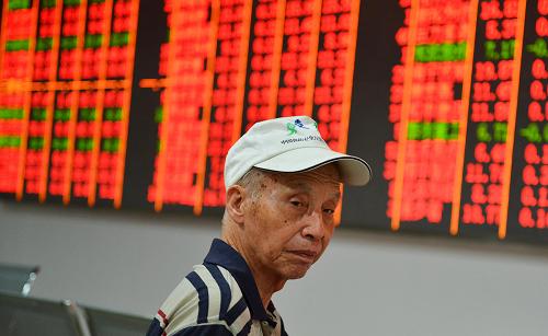 8月16日,股民在杭州一家證券交易場(chǎng)所關(guān)注股市行情。新華社發(fā)(田衛(wèi)濤 攝)