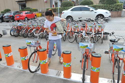 8月16日,在江蘇省南京市奧體中心北門,一位姑娘將一輛自行車停放在公共自行車停靠點(diǎn)。記者近日在江蘇省南京市亞青會(huì)場(chǎng)館周邊看到,許多市民喜歡騎公共自行車出行。據(jù)了解,為迎接亞青會(huì)舉辦,倡導(dǎo)綠色交通理念,南京市將在河西地區(qū)和亞青會(huì)場(chǎng)館周邊增加公共自行車的覆蓋面,新增10個(gè)??奎c(diǎn)。目前河西共有公共自行車點(diǎn)75個(gè),2500輛自行車。河西公共自行車事業(yè)部已為群眾辦理借車卡約兩萬張。第二屆亞洲青年運(yùn)動(dòng)會(huì)將于8月16日在南京開幕。新華社記者 丁海濤 攝