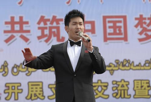 8月17日,一名歌唱家在演唱《我的中國(guó)夢(mèng)》。新華社記者 趙琬微 攝