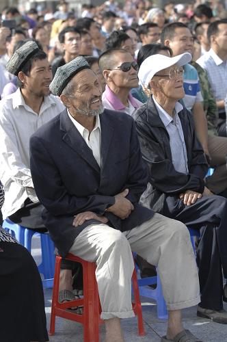 8月17日,當(dāng)?shù)厝罕娫谟^看文藝演出。新華社記者 趙琬微 攝