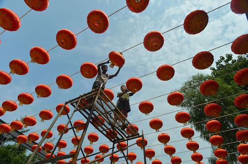 8月21日,施工人員在河北唐山在建的音樂(lè)城項(xiàng)目安裝景觀燈。在有著百年煤炭生產(chǎn)歷史的河北唐山開(kāi)灤集團(tuán)唐山礦廢棄車間的廠房原址上,占地100畝、總投資1.2億元的音樂(lè)城項(xiàng)目正在加緊建設(shè)。音樂(lè)城位于唐山市新華道49號(hào),是由開(kāi)灤集團(tuán)與河北一家文化公司聯(lián)合打造的以音樂(lè)藝術(shù)培訓(xùn)及相關(guān)服務(wù)為主的文化產(chǎn)業(yè)項(xiàng)目,由樂(lè)器展示館、樂(lè)器體驗(yàn)館、民樂(lè)培訓(xùn)中心、多功能音樂(lè)廳、休閑音樂(lè)茶座等6個(gè)功能區(qū)組成。新華社發(fā)(鄭勇 攝)