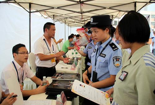 8月21日,獄警帶著服刑人員在招聘會(huì)現(xiàn)場(chǎng)咨詢面試。新華社記者 劉海 攝