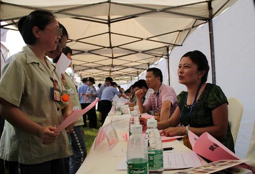 8月21日,服刑人員在招聘會(huì)現(xiàn)場(chǎng)咨詢。新華社記者 劉海 攝