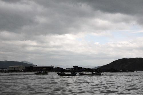 8月21日,福建寧德三都澳海面上烏云滾滾,漁民們忙著轉(zhuǎn)移漁排上的物資,回港避風(fēng)。新華社記者 郭圻 攝