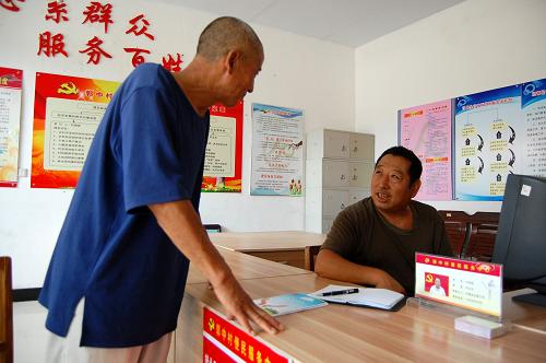 8月21日,在河北省望都縣郭中村便民服務中心,值班村干部劉俊岐在為村民辦理代辦事項。日前,河北省望都縣整合縣級駐鄉(xiāng)(鎮(zhèn))站所功能,在轄區(qū)150個行政村(社區(qū))設立便民服務中心,為群眾提供黨群和社會事務、就業(yè)和社會保障、經(jīng)濟發(fā)展和新農村建設、民政戶口和計劃生育四大類共計30多項“一站式辦理”服務,受到群眾的歡迎。新華社記者 朱旭東 攝