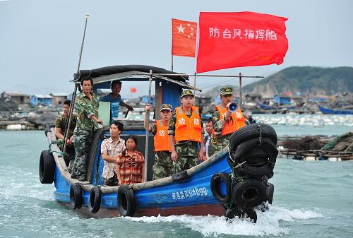 8月21日,連江縣邊防官兵和當(dāng)?shù)馗刹吭诎矂P鄉(xiāng)奇達(dá)海上養(yǎng)殖區(qū)檢查人員轉(zhuǎn)移情況。當(dāng)日14時(shí),今年第12號(hào)臺(tái)風(fēng)“潭美”中心位于北緯25.5度、東經(jīng)122.8度(福清市偏東方約344公里的海面上),中心附近最大風(fēng)力12級(jí)(35米/秒),中心氣壓965百帕,并以每小時(shí)25至30公里的速度向偏西方向移動(dòng),預(yù)計(jì)將于21日夜間到22日早晨在晉江到霞浦沿海登陸。福建省已于21日8時(shí)啟動(dòng)防臺(tái)風(fēng)Ⅱ級(jí)應(yīng)急響應(yīng),全面部署落實(shí)各項(xiàng)防御工作,截至21日17時(shí),全省轉(zhuǎn)移海上作業(yè)漁船73157艘,海上轉(zhuǎn)移老弱婦幼7261人。新華社記者 張國(guó)俊 攝