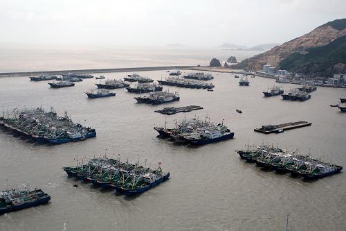 8月21日,浙江溫嶺市石塘鎮(zhèn)釣浜漁港停泊著眾多避風的漁船。新華社發(fā)(周學軍 攝)