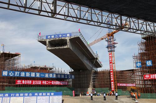 8月21日,蘭新鐵路第二雙線烏魯木齊樞紐內(nèi)鐵路大橋進(jìn)行跨高速公路轉(zhuǎn)體合龍作業(yè)。新華社記者 符曉波 攝