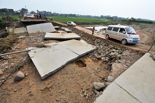 8月21日,廣西象州縣羅秀鎮(zhèn)至中平鎮(zhèn)道路被洪水沖毀,交通部門搶修出便道給車輛通行。受臺風(fēng)“尤特”影響,廣西來賓市象州縣遭遇嚴(yán)重洪澇災(zāi)害,基礎(chǔ)設(shè)施損毀嚴(yán)重。據(jù)統(tǒng)計(jì),此次洪澇災(zāi)害造成21條公路中斷,毀壞路基2.15千米,部分農(nóng)田損毀嚴(yán)重。目前,災(zāi)后重建工作已經(jīng)展開。新華社記者 李斌 攝