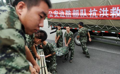 8月22日,后勤基地官兵將救災(zāi)物資裝車。進入8月,黑龍江地區(qū)遭受暴雨襲擊,造成嚴重洪澇災(zāi)害。公安邊防部隊沈陽應(yīng)急物資庫從8月19日開始,調(diào)集搶險救災(zāi)物資13個品種、800余件,遼寧邊防總隊后勤基地連夜組織官兵裝運物資,在第一時間將救災(zāi)物資及時運往抗洪前線。新華社發(fā)(姜冰攝)