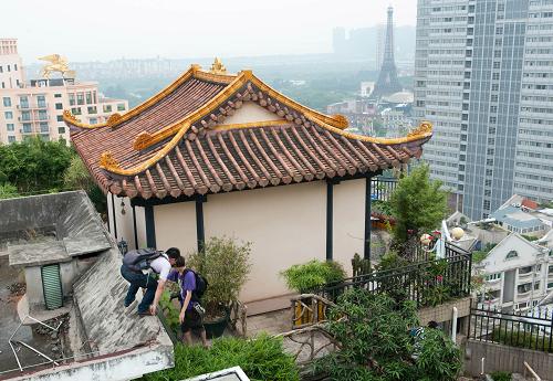 8月22日,隨深圳沙河執(zhí)法隊(duì)采訪的記者進(jìn)入涉嫌違建的美加廣場(chǎng)DE座屋頂廟宇外圍。由于一直未能與涉嫌違建的當(dāng)事人取得聯(lián)系,當(dāng)日,深圳沙河執(zhí)法隊(duì)的工作人員采取翻越的方式進(jìn)入深圳美加廣場(chǎng)DE座頂樓涉嫌違法建設(shè)的廟宇外圍,并進(jìn)行了實(shí)地勘測(cè)。新華社記者 毛思倩 攝