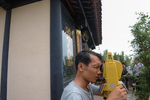 8月22日,深圳沙河執(zhí)法隊(duì)的工作人員在涉嫌違建的美加廣場(chǎng)DE座屋頂勘測(cè)。新華社記者 毛思倩 攝