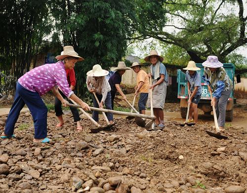 8月22日,象州縣中平鎮(zhèn)群眾在進(jìn)行災(zāi)后自救。新華社記者 張愛林 攝