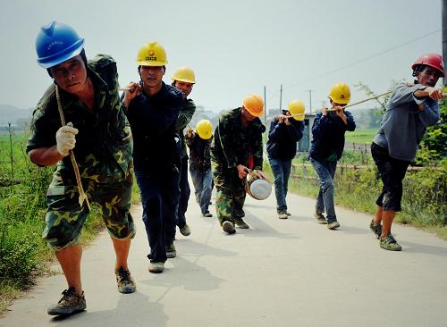 8月22日,象州縣電力工人在搶修受損電網(wǎng)。新華社記者 張愛林 攝