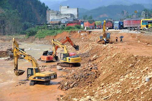 8月22日,施工車輛在廣西桂平市紫荊鎮(zhèn)花蕾村緊張施工。新華社記者 周華 攝