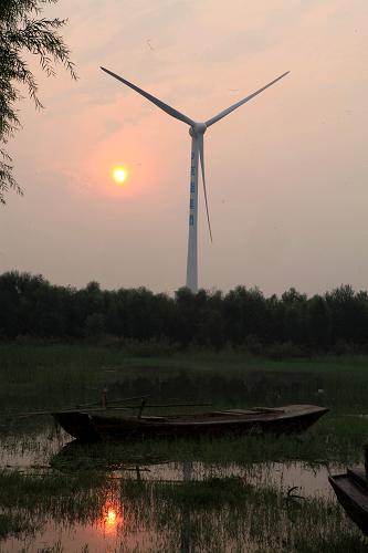 8月22日在晨曦中拍攝的地處官?gòu)d湖畔的鹿鳴山風(fēng)電場(chǎng)。新華社發(fā)(伴建忠 攝)