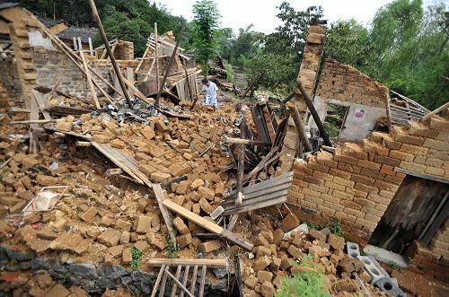 8月22日,在廣西賀州市富川瑤族自治縣城北鎮(zhèn)石獅村委周家村,一名村民在查看被洪水沖毀的房屋。從廣西賀州市防汛抗旱部門了解到,受臺(tái)風(fēng)“尤特”環(huán)流云系引發(fā)的暴雨到大暴雨、局部特大暴雨影響,賀州市5個(gè)縣(區(qū)、管理區(qū))51個(gè)鄉(xiāng)鎮(zhèn)受災(zāi),造成受災(zāi)人口11.3497萬(wàn)人,房屋倒塌131間,農(nóng)作物損失4.839萬(wàn)畝,初步核實(shí)全市直接經(jīng)濟(jì)損失5891.15萬(wàn)元。另從廣西壯族自治區(qū)氣象臺(tái)了解到,23日至25日,受“潭美”減弱后的環(huán)流和西南季風(fēng)共同影響,廣西將再次進(jìn)入“強(qiáng)降雨模式”,遭遇一次強(qiáng)降雨天氣過(guò)程。氣象專家提醒,目前多地土壤飽和,江河水位高,新一輪強(qiáng)降水極易誘發(fā)洪澇和地質(zhì)災(zāi)害,特別是前期受災(zāi)地區(qū)有可能二次受災(zāi),各地應(yīng)做好相關(guān)防御工作。新華社記者 陸波岸 攝