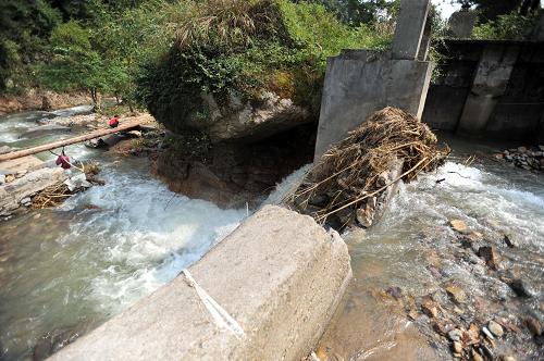 這是8月22日在廣西賀州市富川瑤族自治縣城北鎮(zhèn)兩源村委大源村拍攝的被洪水沖毀的水利設(shè)施。新華社記者 陸波岸 攝