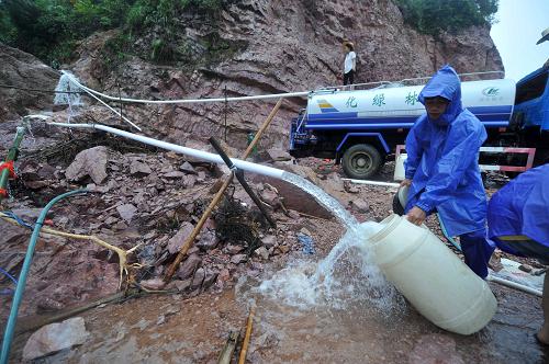 8月23日,在廣西桂平市金田水庫(kù)壩首,該市紫荊鎮(zhèn)居民在接山泉水。 受11號(hào)臺(tái)風(fēng)“尤特”影響,廣西桂平市遭受嚴(yán)重洪災(zāi)。截至8月21日的統(tǒng)計(jì)顯示,桂平市金田、紫荊、垌心和江口等鄉(xiāng)鎮(zhèn)7萬(wàn)多人受災(zāi),其中需生活救助的受災(zāi)群眾4萬(wàn)多人。嚴(yán)重的災(zāi)害導(dǎo)致紫荊、金田停水,部分受災(zāi)群眾每天靠飲用山泉水度日。新華社記者 周華 攝