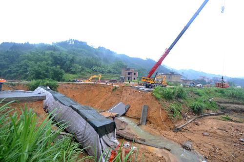 8月23日,在剛剛搶通的廣西武平二級(jí)公路,吊車在將一輛陷進(jìn)塌方路段貨車的貨物轉(zhuǎn)移。8月22日,武平二級(jí)公路桂平路段全線修復(fù),被困司機(jī)已全部脫困。目前,救援部門仍在抓緊清理?yè)p毀車輛及貨物。受第11號(hào)臺(tái)風(fēng)“尤特”影響,8月19日,桂平市金田、紫荊、垌心等鄉(xiāng)鎮(zhèn)普降大暴雨,導(dǎo)致山洪暴發(fā)、山體滑坡,武宣至平南二級(jí)公路桂平段出現(xiàn)多處塌方,武平公路桂平段22公里交通中斷。最多時(shí)有300余輛車、700余人被困武平二級(jí)公路桂平段。新華社記者 周華 攝