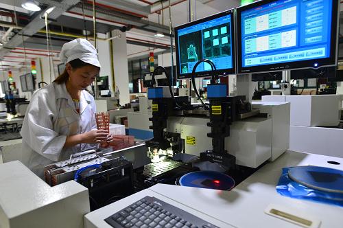 8月23日,湖北匡通公司的工人在光電耦合器生產(chǎn)車(chē)間作業(yè)。新華社發(fā)(鄭家裕 攝)
