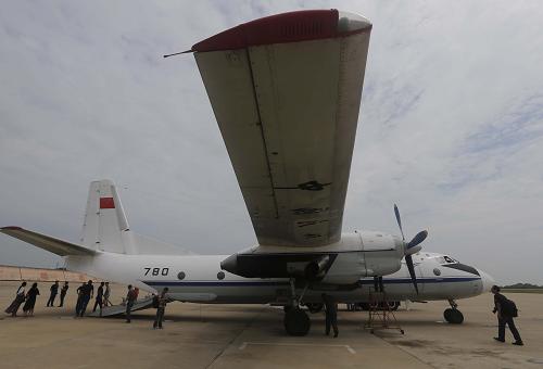 8月23日,實施人工增雨的安-26運輸機進行起飛前的準(zhǔn)備。新華社發(fā)