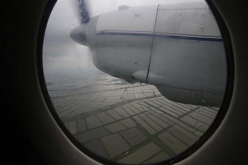 8月23日,實施人工增雨的安-26運輸機飛往預(yù)定空域。新華社發(fā)