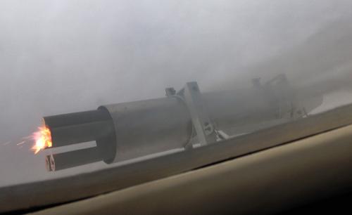 8月23日,實施人工增雨的安-26運輸機發(fā)射碘化銀火箭彈。新華社發(fā)