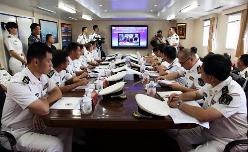 8月22日,在中國海軍第十四批護航編隊哈爾濱艦上,第十四批護航編隊指揮所介紹相關(guān)情況。當?shù)貢r間22日15時,中國海軍第十四批、十五批護航編隊舉行了任務(wù)交接儀式。在交接儀式上,第十四批護航編隊指揮所移交了護航相關(guān)資料、器材和備品備件,詳細介紹了當前亞丁灣、索馬里海域海島活動情況。雙方還就接護任務(wù)、對外交流、護航訓(xùn)練、政治工作和后裝保障等內(nèi)容進行了交流。新華社記者 梁舜 攝