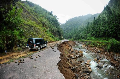 這是金秀縣一條被暴雨沖刷后的公路,通行車輛只能擦邊行駛。廣西金秀縣連續(xù)多日遭受大到暴雨襲擊,大部分縣、鄉(xiāng)、村屯公路受毀,據(jù)不完全統(tǒng)計,目前,金秀縣已有79條公路中斷,3座橋梁、8道涵洞被沖毀,造成全縣5個鄉(xiāng)鎮(zhèn)71個自然屯共2.2萬人通行受阻。金秀縣是國定貧困縣,資金緊缺,現(xiàn)還無法預計恢復正常通車時間。新華社記者 張愛林 攝