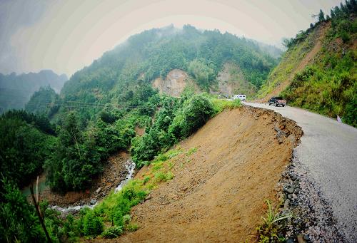 這是金秀縣暴雨襲擊后崩塌的一處公路路基。新華社記者 張愛林 攝