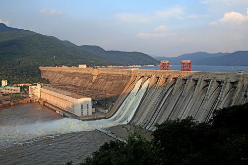 8月22日,吉林省吉林市豐滿水庫大壩開閘泄洪。8月22日11時起,吉林豐滿水庫大壩開啟兩個閘門泄洪,總出庫流量加大至2100立方米/秒,剛剛復航2天的松花江吉林市城區(qū)航段再次全面停航。據(jù)悉,松花江吉林市城區(qū)段警戒流量為3700立方米/秒,此次泄流峰頭已于22日下午平穩(wěn)通過吉林市城區(qū)。新華社發(fā)