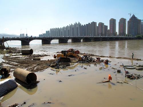 8月23日,吉林省吉林市松花江水位升高,淹沒了岸邊的建設工地。新華社發(fā)