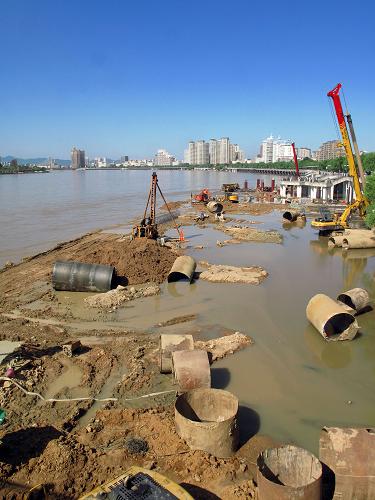 8月23日,吉林省吉林市松花江水位升高,淹沒了岸邊的建設工地。新華社發(fā)
