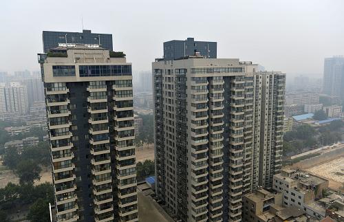 8月23日,西雅圖裴翠城西塔樓(左)上的違建別墅已開始拆除。新華社記者 劉瀟 攝