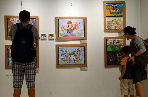 8月24日,人們?cè)诘谒膶煤{兩岸少兒美術(shù)大展上參觀繪畫(huà)作品。當(dāng)日,第四屆海峽兩岸少兒美術(shù)大展(北京展)在北京視覺(jué)經(jīng)典美術(shù)館開(kāi)幕,本次展覽以“變形記”為主題,200余幅優(yōu)秀作品在此次兩岸少兒美術(shù)交流活動(dòng)中亮相。新華社記者 金良快 攝