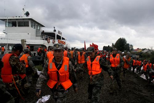 8月24日,在黑龍江堤防蘿北縣肇興鎮(zhèn)一處滑坡和管涌處理現(xiàn)場,搶險人員在用沙袋做防滲處理。當日11點50分左右,黑龍江鶴崗市防汛指揮部會議正在肇興鎮(zhèn)召開,突然接到黑龍江肇興段東興村后面發(fā)現(xiàn)大面積滑坡的消息,會議臨時中斷。據(jù)鶴崗市水務局局長孟祥全介紹,此處滑坡長度在300米左右,目前像這樣的險情,在黑龍江蘿北縣肇興段8公里的大堤上,已大面積出現(xiàn)。險情發(fā)生后,鶴崗市防汛指揮部緊急調集搶險人員,經(jīng)過近2個小時3000人的搶救,300米的滑坡得到遏制。新華社記者 王建 攝