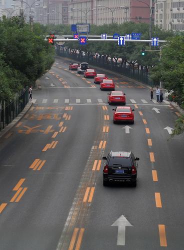 9月8日,北京首條“潮汐車道”朝陽路的相關(guān)配套交通設(shè)施已基本安裝完畢。新華社記者 公磊 攝
